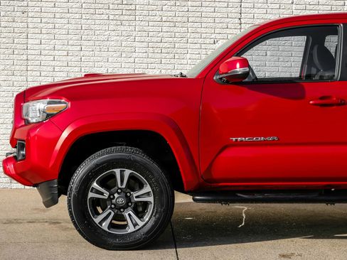 Used 2016 Toyota Tacoma TRD Sport w/ Towing Package image 11