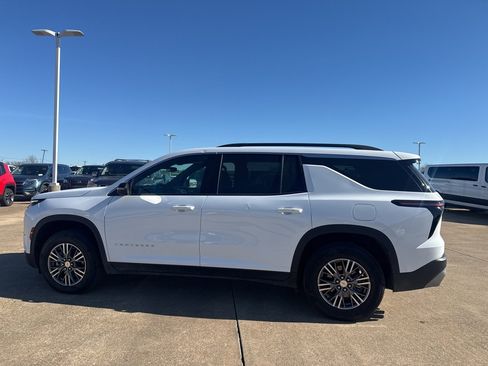 Used 2025 Chevrolet Traverse LT image 13