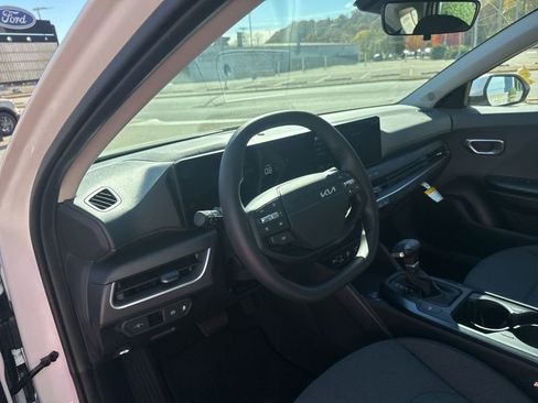 New 2025 Kia K4 LXS image 22