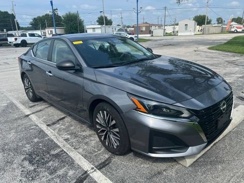 Used 2024 Nissan Altima 2.5 SV FWD image 6