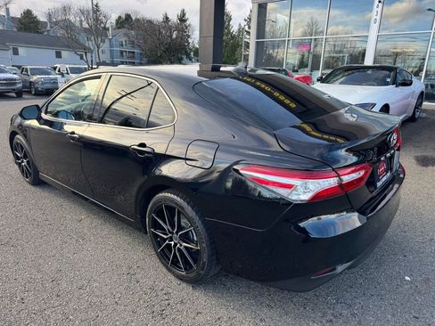 Used 2020 Toyota Camry XLE image 5