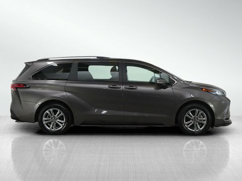 Used 2024 Toyota Sienna Platinum image 6