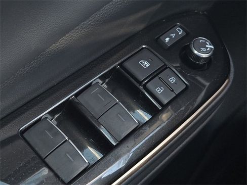 Used 2025 Toyota Crown Limited image 27