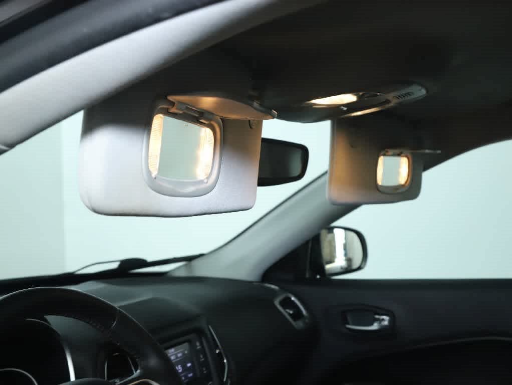 Used 2018 Jeep Compass Latitude FWD image 15