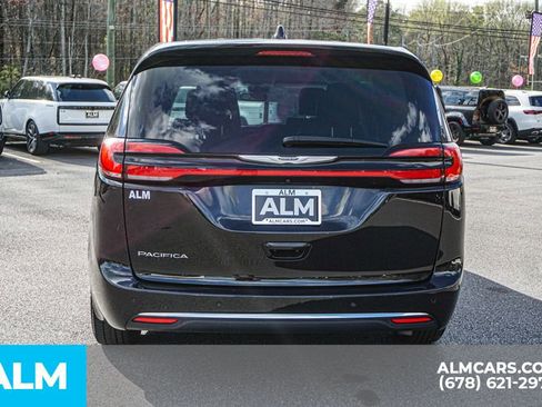 Used 2024 Chrysler Pacifica Touring-L image 11