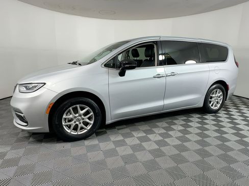 Used 2024 Chrysler Pacifica Touring-L image 20