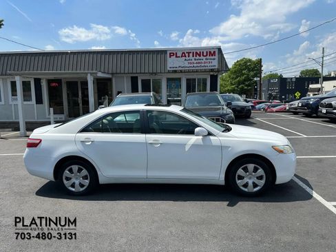 Used 2009 Toyota Camry LE FWD image 2