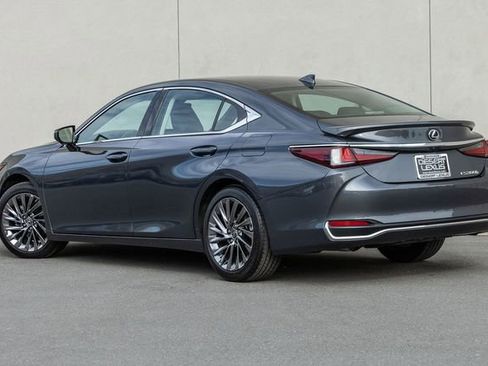 Used 2024 Lexus ES 300h w/ Luxury Package image 3