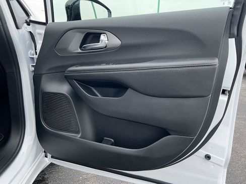 New 2026 Chrysler Pacifica Select image 14