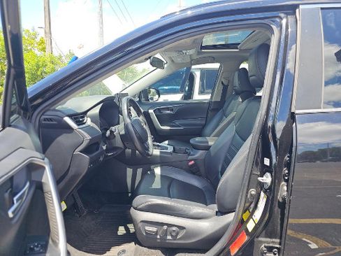 Used 2021 Toyota RAV4 XLE Premium FWD image 9