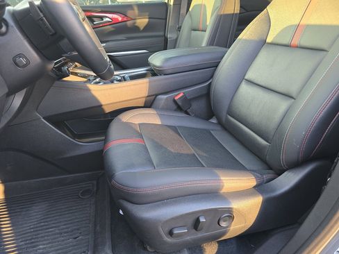 Used 2024 Chevrolet Traverse RS image 33