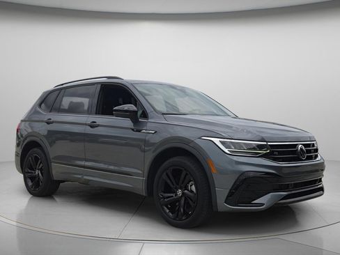 Certified 2023 Volkswagen Tiguan SE R-Line FWD image 3