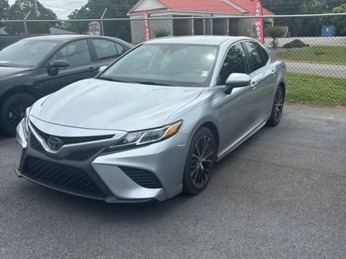Used 2020 Toyota Camry SE FWD image 1