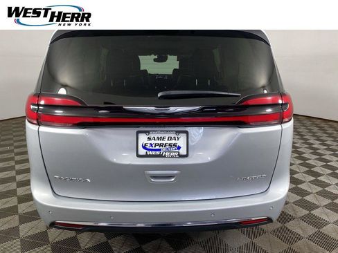 Used 2023 Chrysler Pacifica Limited FWD image 20