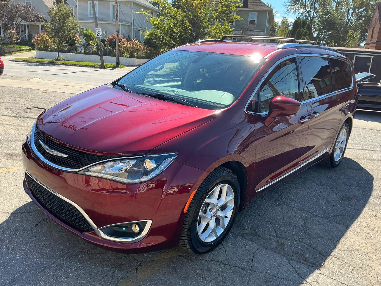 Used 2018 Chrysler Pacifica Touring-L w/ Tire & Wheel Group FWD image 8