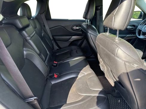 Used 2019 Jeep Cherokee Latitude Plus FWD image 28