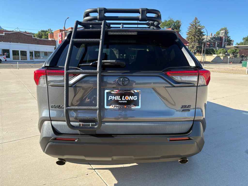 Used 2021 Toyota RAV4 XLE AWD/4WD image 5