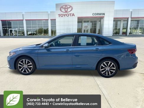 Used 2025 Volkswagen Jetta SE FWD image 2