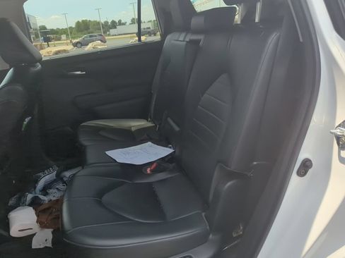 Used 2022 Toyota Highlander XLE AWD/4WD image 7