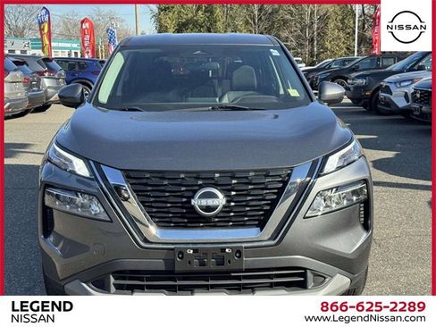 Used 2022 Nissan Rogue SV image 2