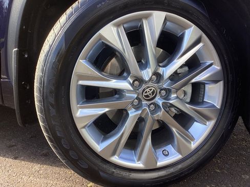 Used 2024 Toyota Highlander Limited image 9