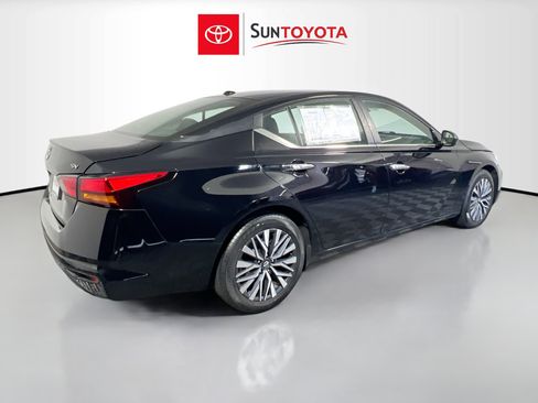 Used 2024 Nissan Altima 2.5 SV FWD image 4