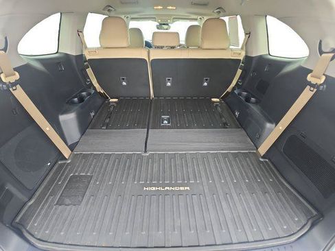 Certified 2020 Toyota Highlander Limited AWD/4WD image 13