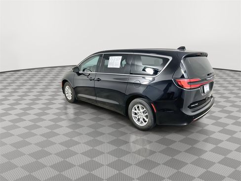 Used 2024 Chrysler Pacifica Touring-L image 6