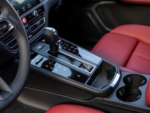 New 2026 Porsche Macan image 38