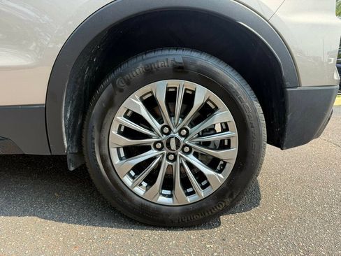 Used 2025 Cadillac XT4 Premium Luxury FWD image 9