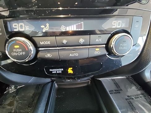 Used 2016 Nissan Rogue SV w/ SV Premium Package image 29