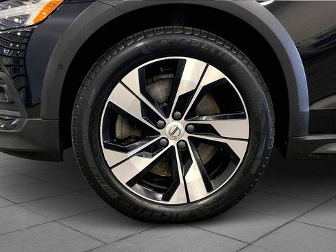 Used 2021 Volvo V60 T5 Cross Country image 9