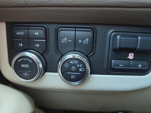 Used 2024 GMC Yukon Denali w/ Advanced Technology Package AWD/4WD image 27