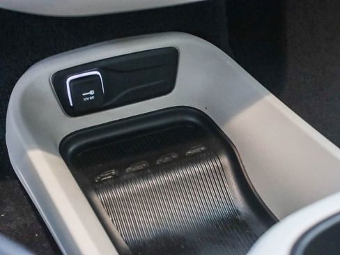 Used 2024 Chrysler Pacifica Select image 35