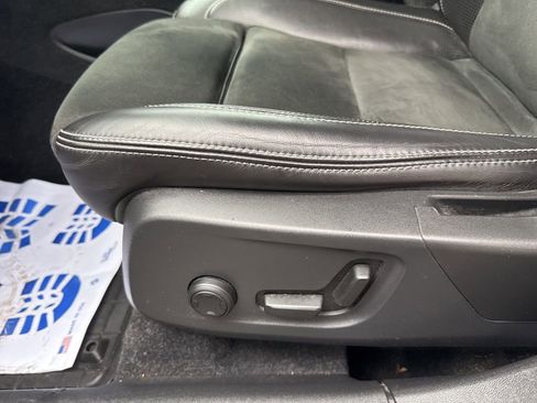 Used 2019 Volvo XC40 T5 R-Design image 12