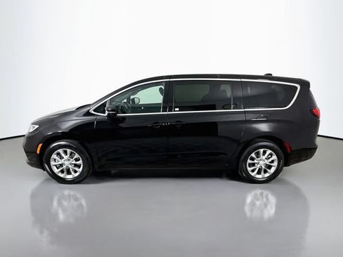 Used 2026 Chrysler Pacifica Select AWD/4WD image 4
