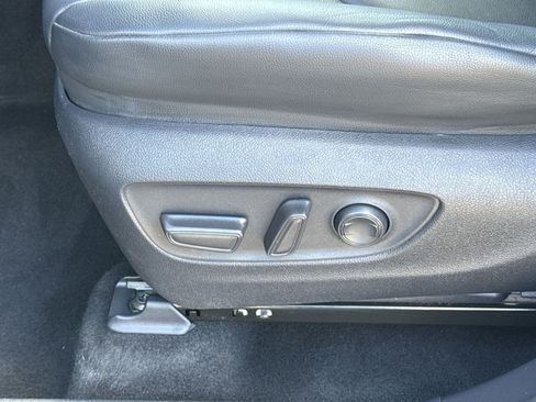 Used 2022 Toyota Highlander XLE AWD/4WD image 14