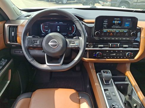 Used 2024 Nissan Pathfinder Platinum w/ Cargo Package AWD/4WD image 11
