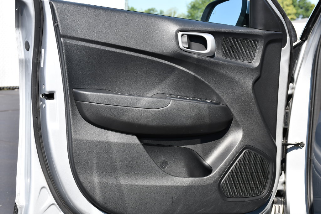 Used 2022 Hyundai Venue SEL FWD image 13
