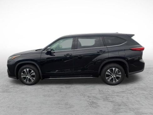 Used 2022 Toyota Highlander XLE AWD/4WD image 8