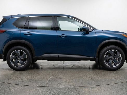 Used 2025 Nissan Rogue SV image 8