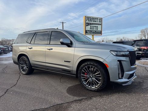 Used 2024 Cadillac Escalade V w/ LPO, ONYX Package image 2