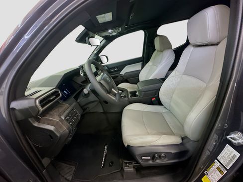 Used 2025 Toyota Tacoma Limited AWD/4WD image 13