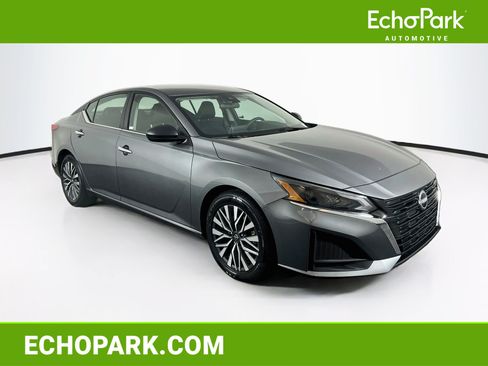 Used 2025 Nissan Altima 2.5 SV FWD image 1
