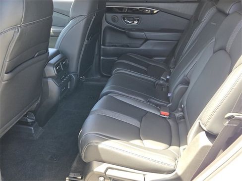 Used 2025 Honda Pilot Touring image 11