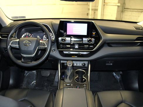 Used 2024 Toyota Highlander XLE AWD/4WD image 9