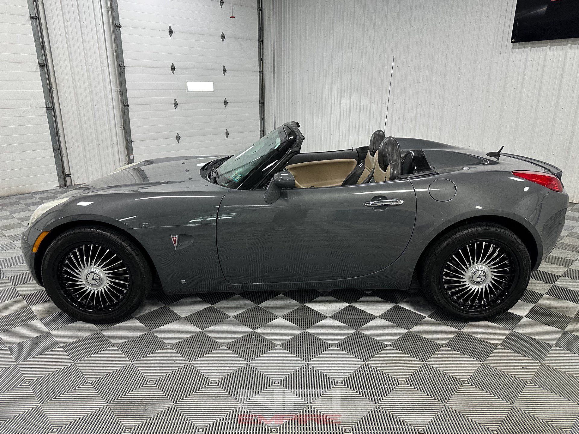 Used 2008 Pontiac Solstice Convertible w/ Premium Package RWD image 3