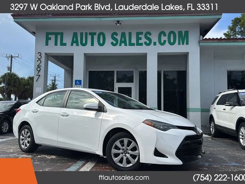 Used 2018 Toyota Corolla LE FWD image 2