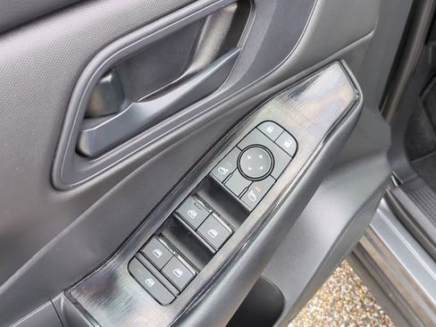 Used 2025 Nissan Rogue S AWD/4WD image 12