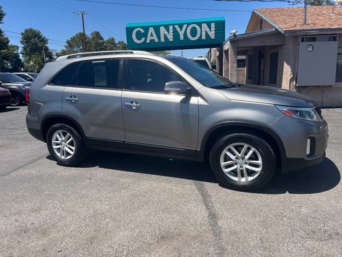 Used 2015 Kia Sorento LX FWD image 2